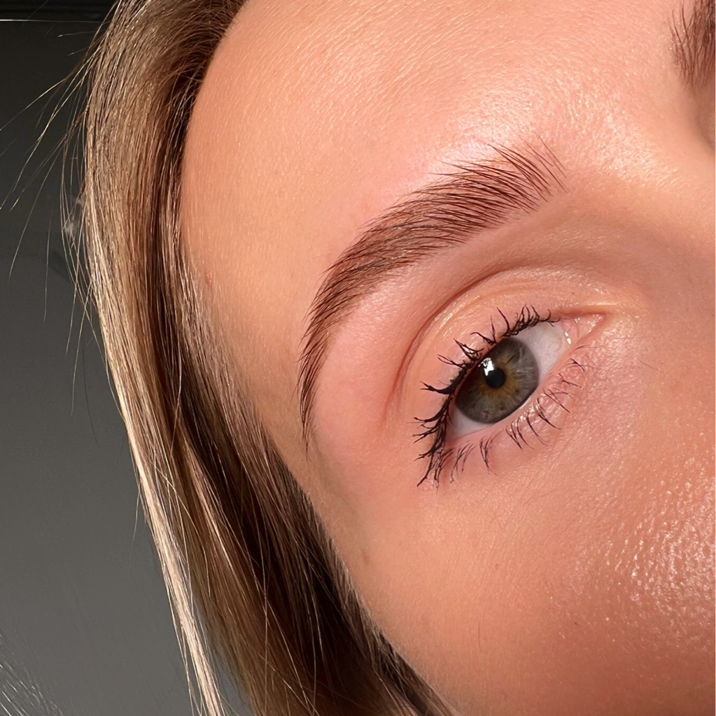 Коррекция бровей (воск/пинцет)