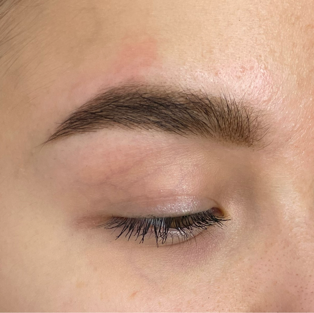 Коррекция и окрашивание бровей