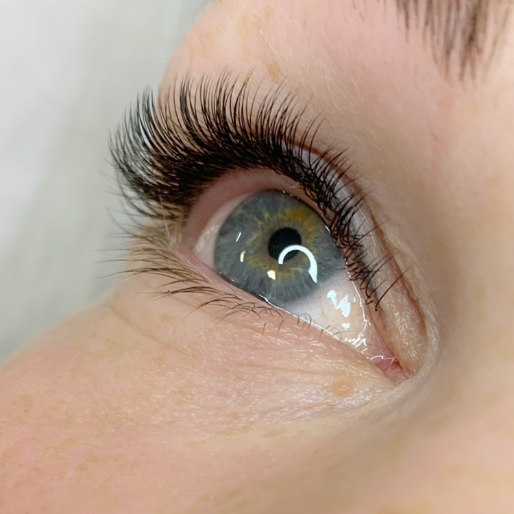 Наращивание ресниц классическое