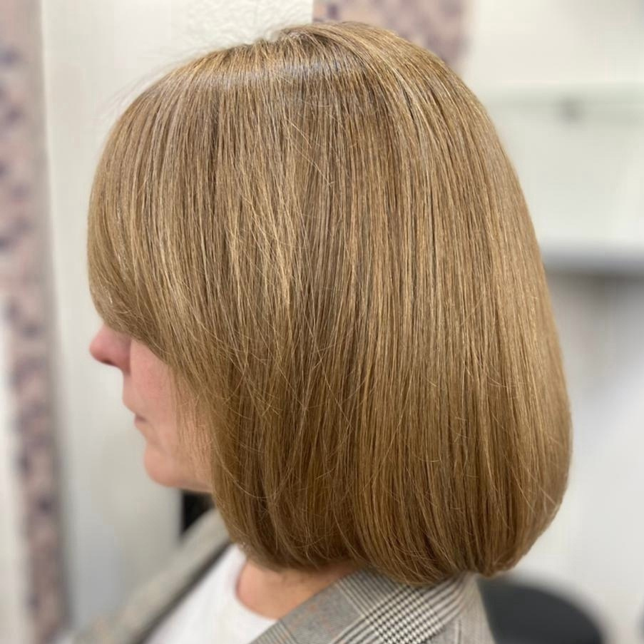 КОМБО 3 в 1: Окрашивание в один тон + стрижка + материалы (Волосы до плеч)