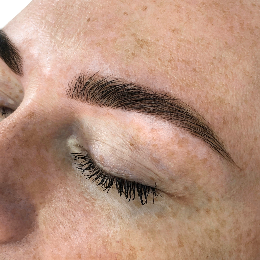 Комплекс Perfecto . Коррекция и окрашивание бровей.