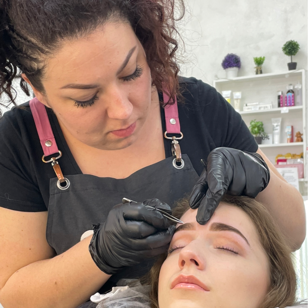 Коррекция бровей