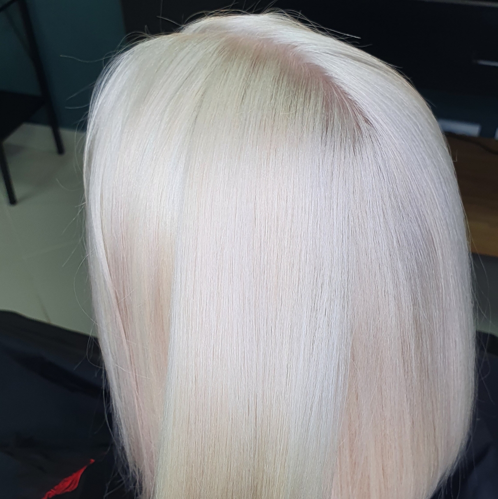 Тотал блонд (корни до  1см)