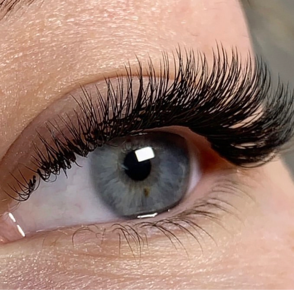 Наращивание ресниц 2D объема