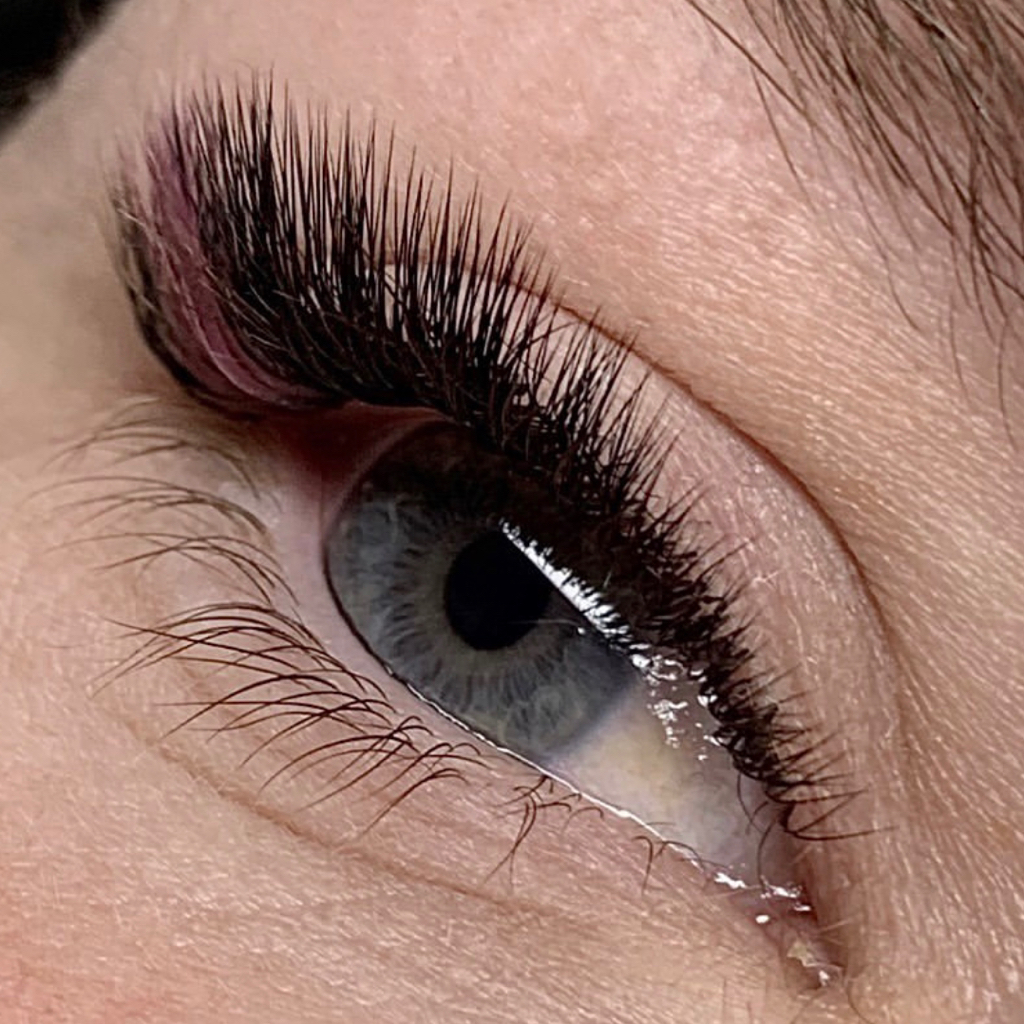 Наращивание ресниц 3D объема