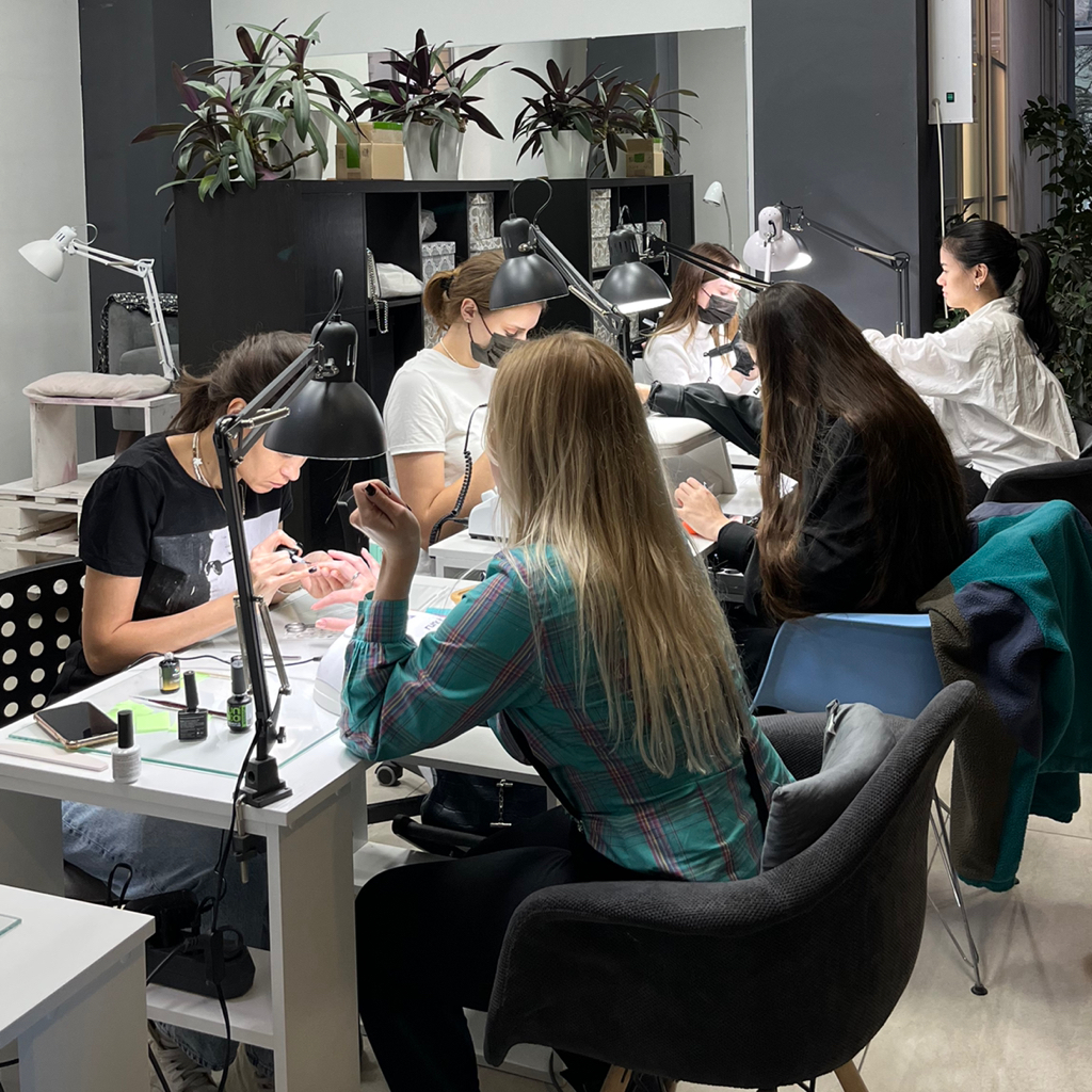 3 маникюрный стол