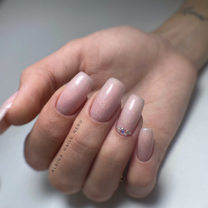 Коррекция нарощенных  ногтей (+однотонный  дизайн)