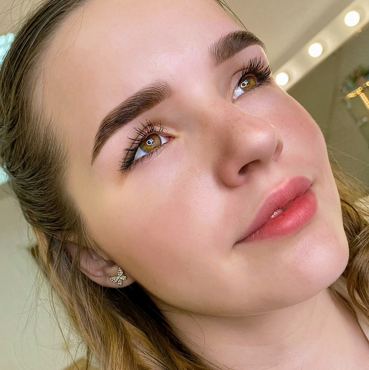 Коррекция и окрашивание бровей краской/хной