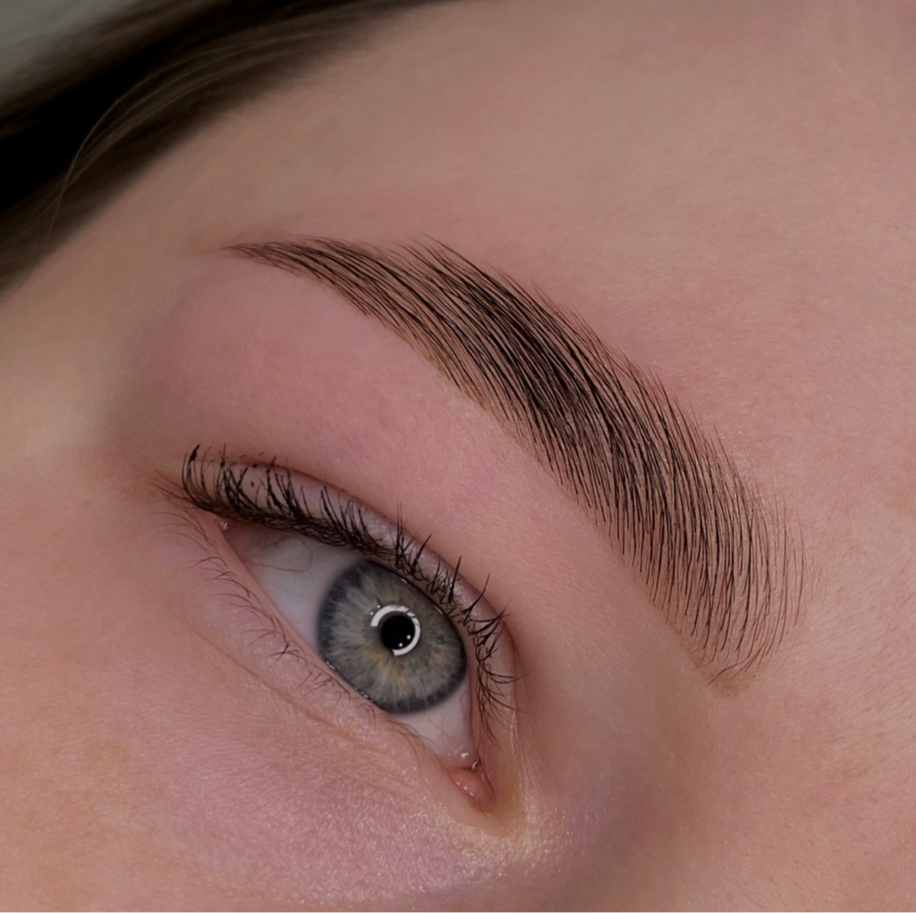 Коррекция бровей