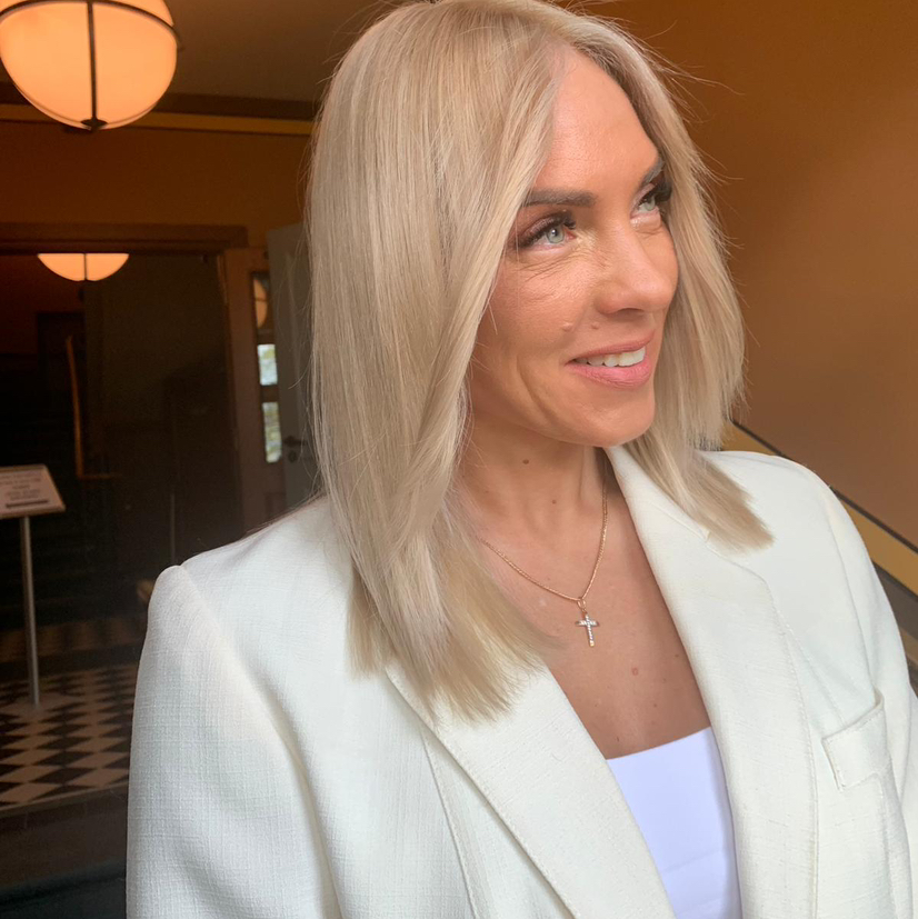 Matu sakņu krāsošana vai balināšana blondiem matiem+ tonēšana