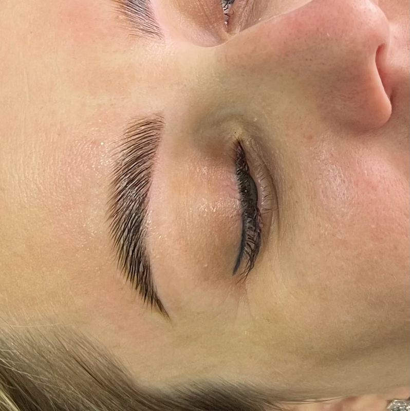 Коррекция и окрашивание бровей краской