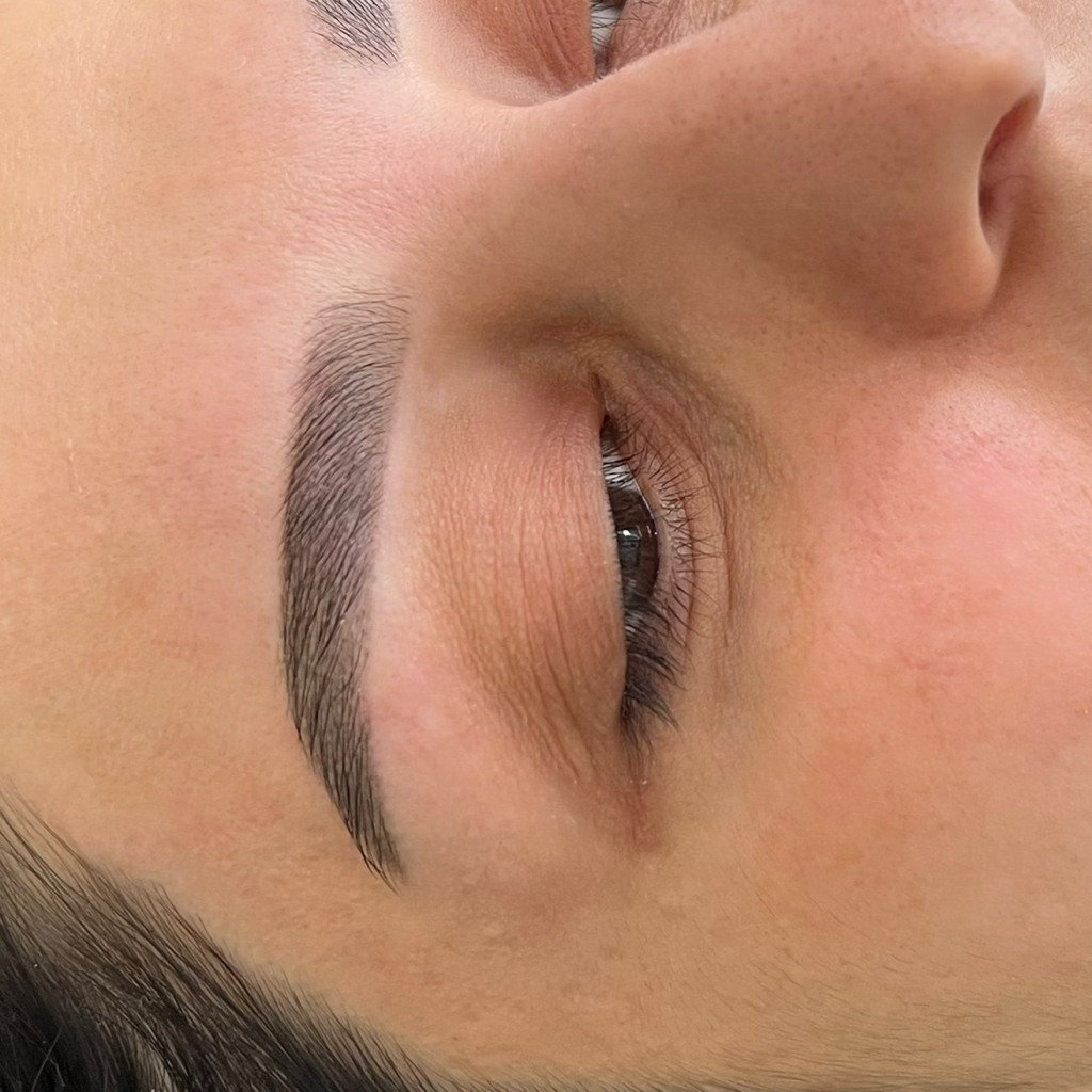 Коррекция бровей