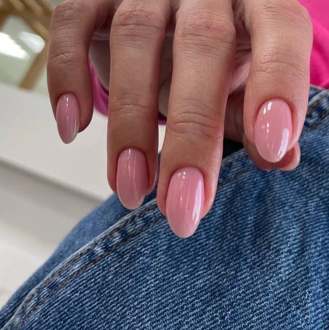 Маникюр с покрытием лаком