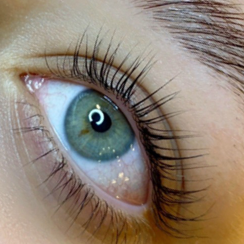 Ламинирование верхних ресниц + сыворотка уход (с окрашиванием)