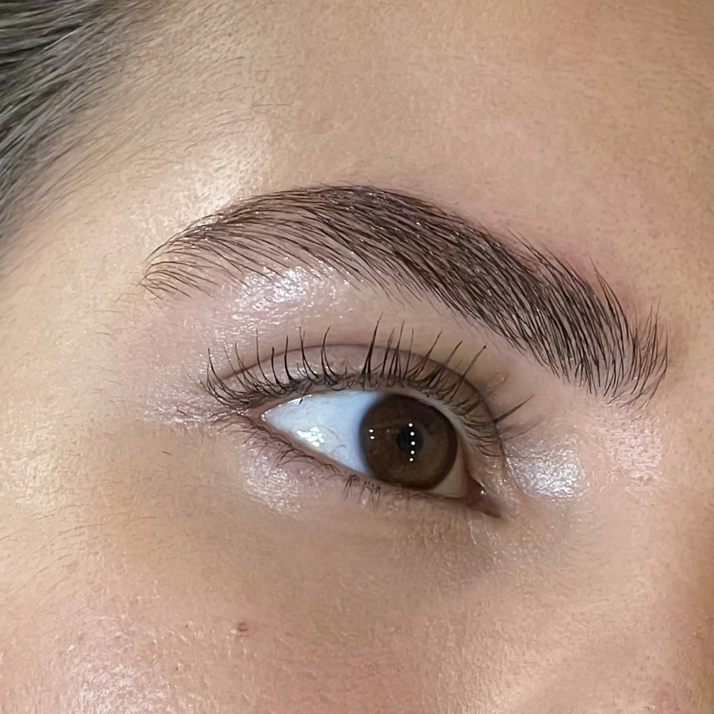 Коррекция и окрашивание бровей