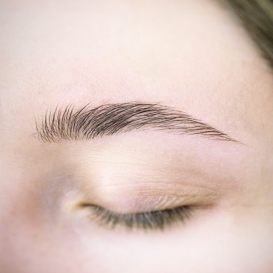 Коррекция бровей