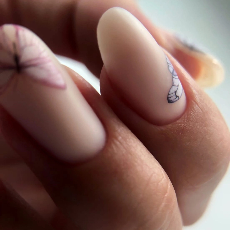 Маникюр+укрепление гелем+достраивание формы(поднятие клюющих ногтей или скручивающихся) + однотонное покрытие 💅🏽