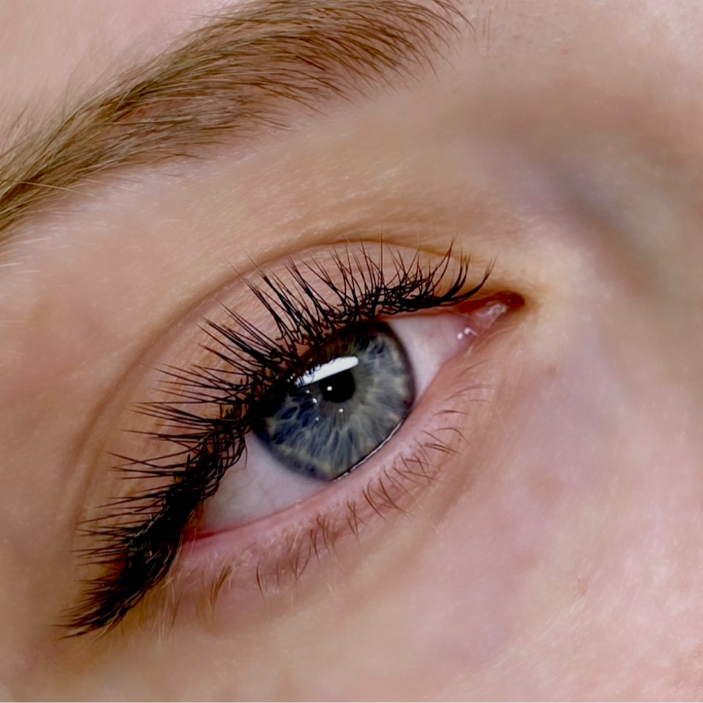 Наращивание ресниц: классика