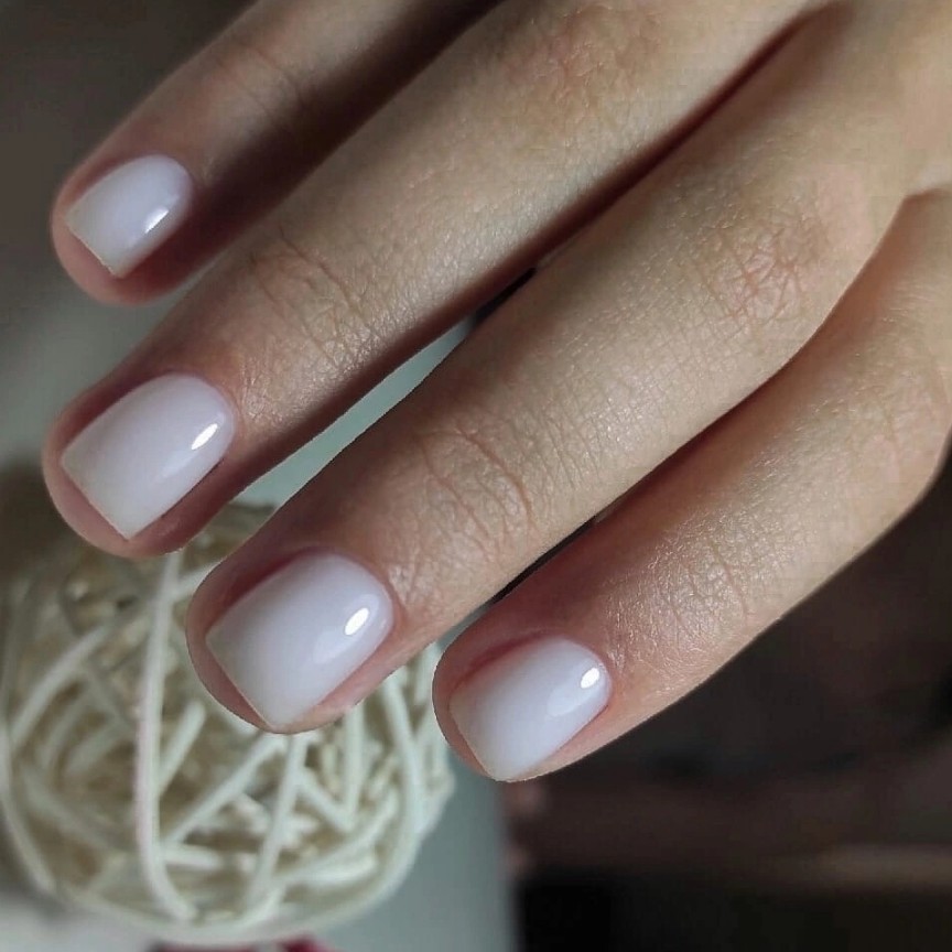 •	Аппаратный комбинированный маникюр  с покрытием в один тон  гель-лака/френч