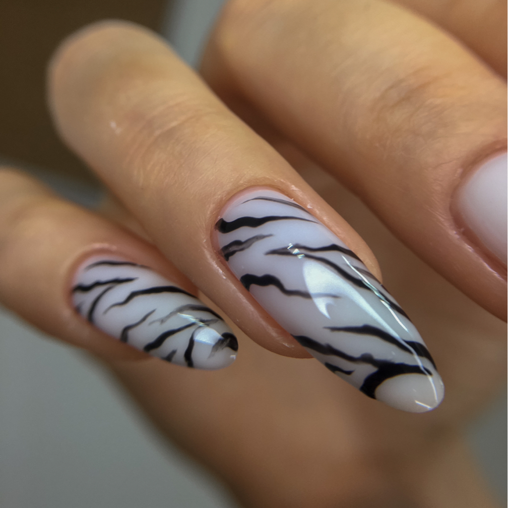 3. Снятие + маникюр + укрепление + донаращивание/ поднятие клюющих 1-3 ногтей + однотонное покрытие  (дизайны от 50₽)