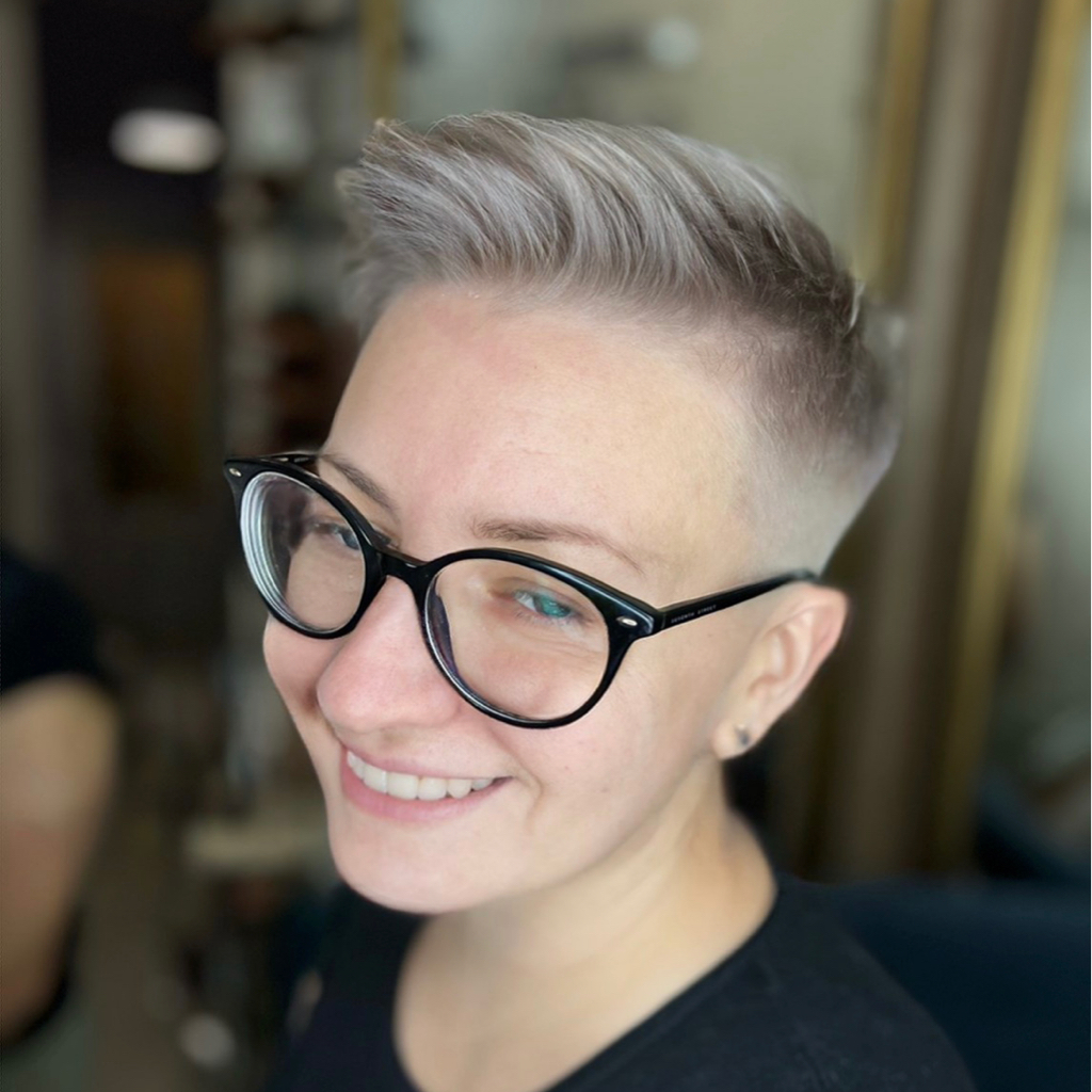 Тотал Блонд +тонирование (короткие волосы до 15 см)В стоимость входит укладка.