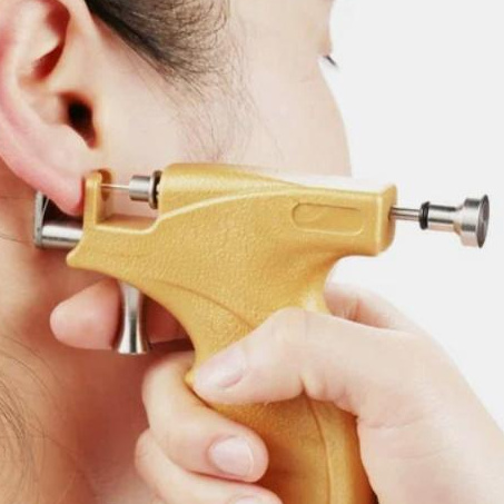 Прокол мочек уха, пистолетом ( 1 прокол),  Без стоимости украшения.