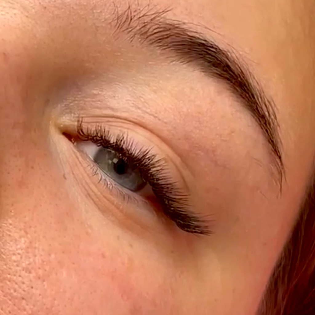 2.5 D Объём наращивания ресниц : Ведущий мастер