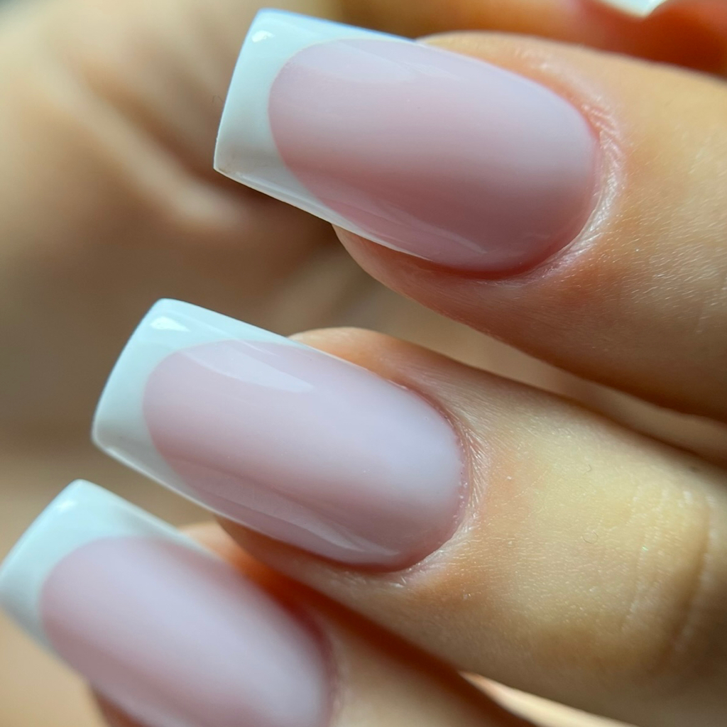 Корекція нарощених нігтів