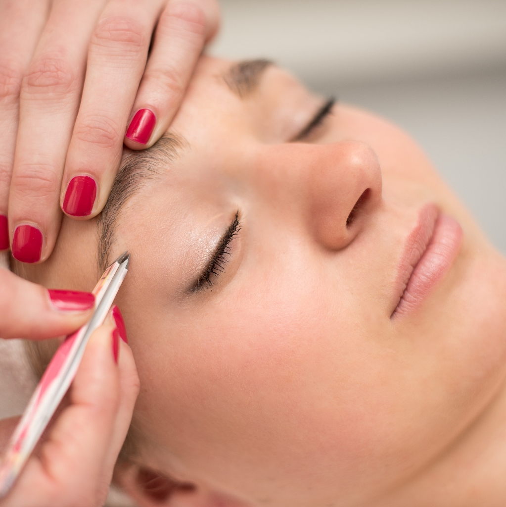 окрашивание бровей краской/хной, коррекция формы воском/пинцетом