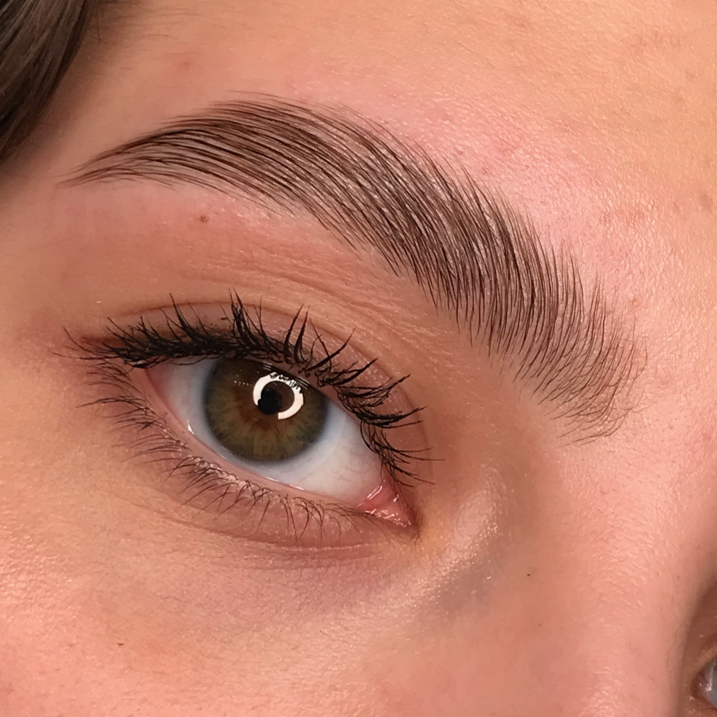 КОМПЛЕКС – Долговременная укладка + коррекция и окрашивание бровей