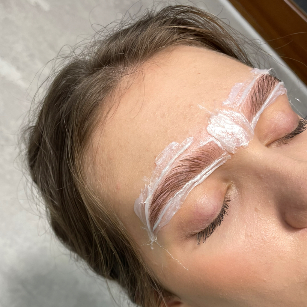 Коррекция бровей