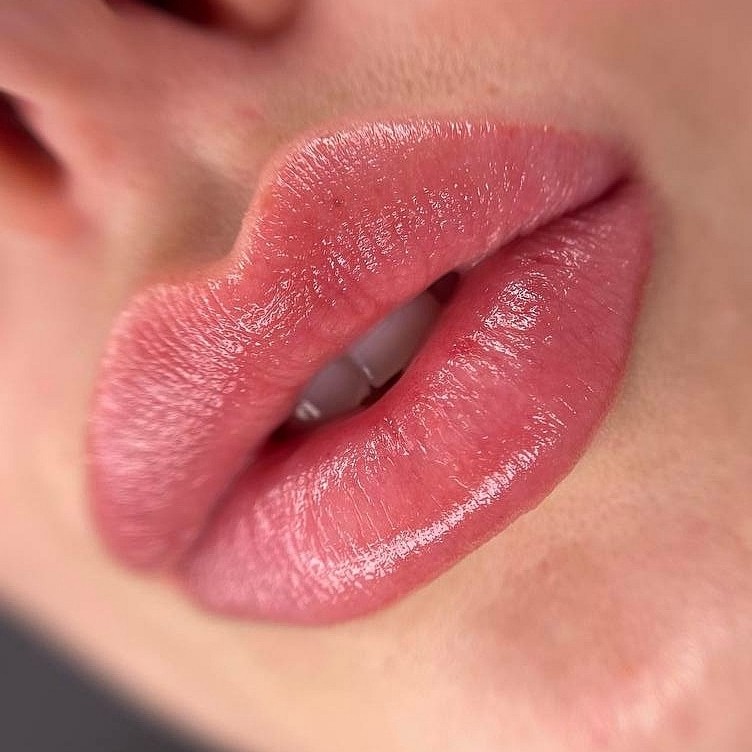 Перманент губ в технике 