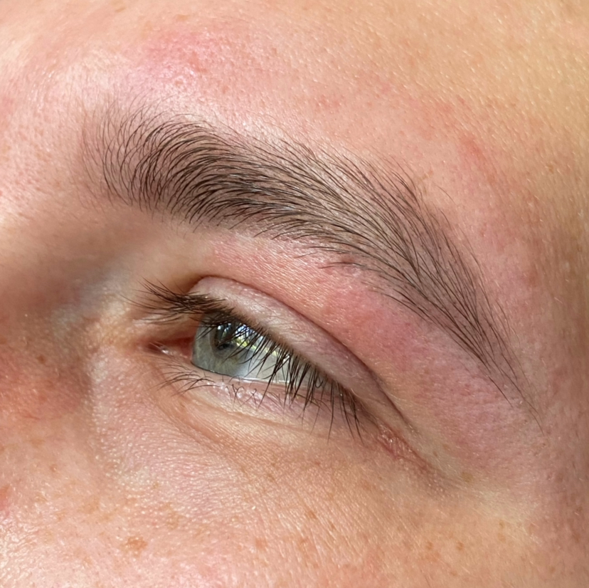 Коррекция бровей (воск/пинцет)