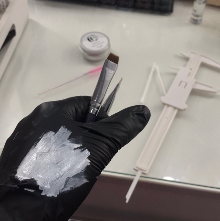 Окрашивание и коррекция бровей