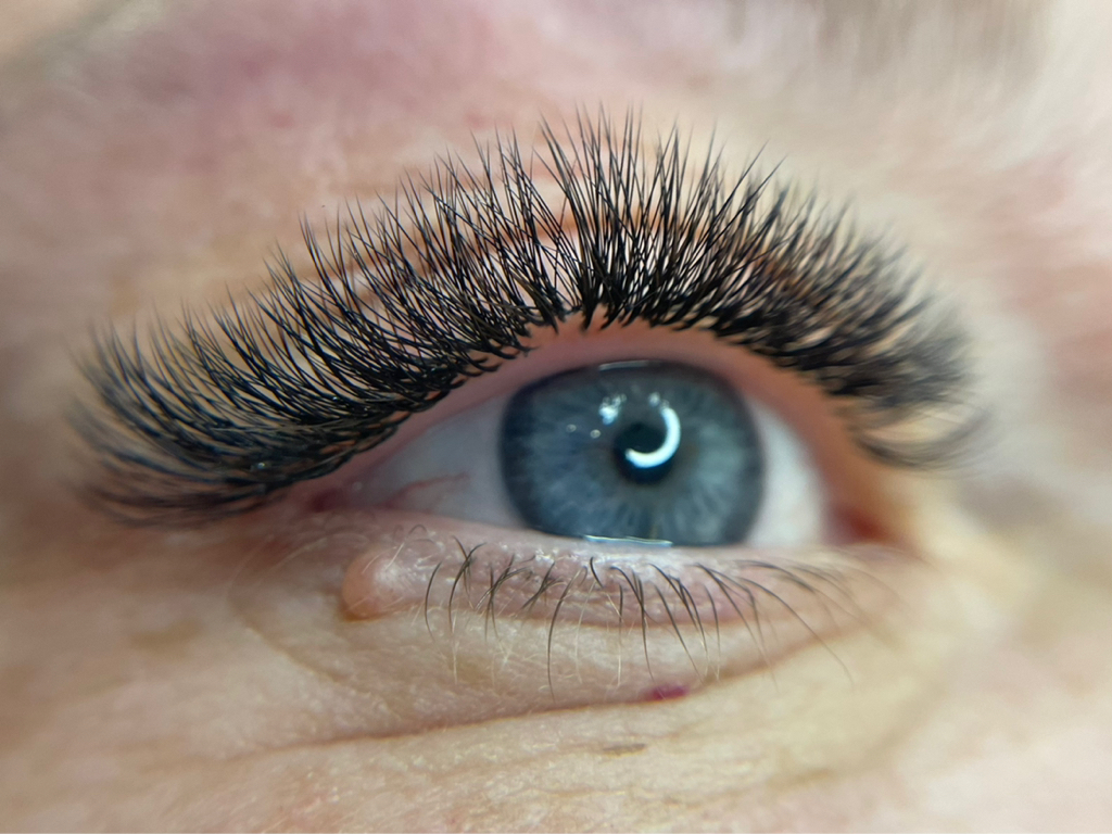 Наращивание ресниц 4D