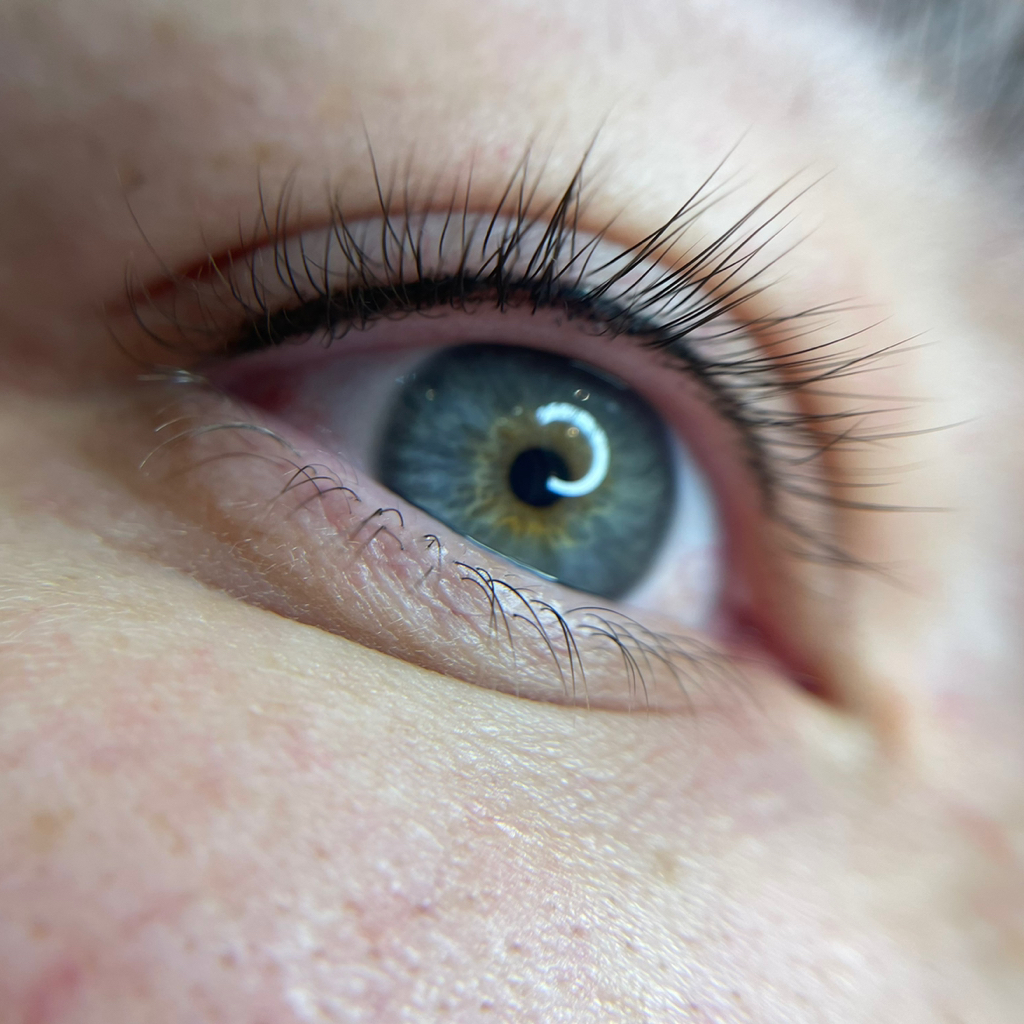 Перманентный макияж межресничного пространства