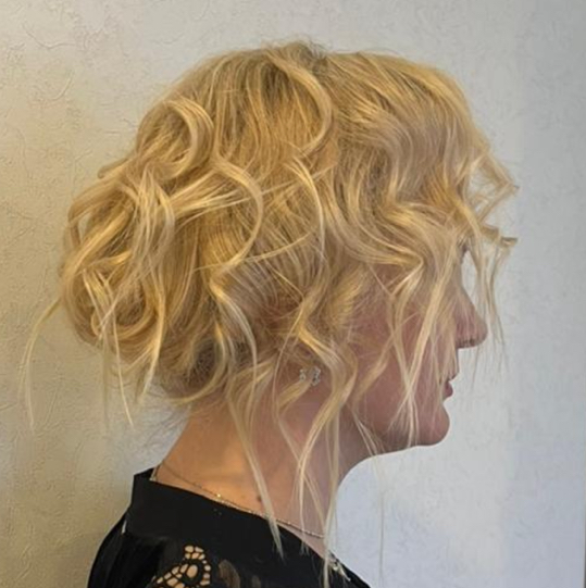 Прическа (волосы средней длинны)