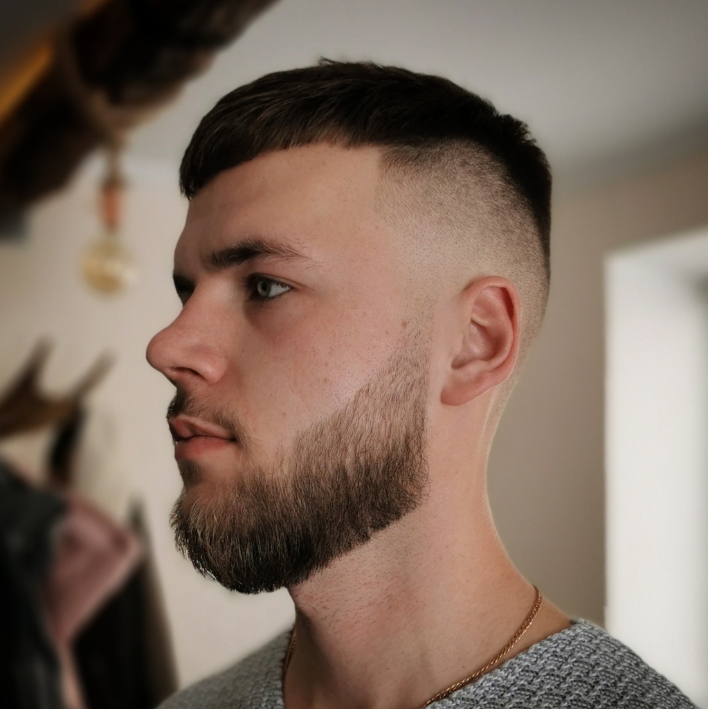 Мужская стрижка + моделирование бороды (сухое бритье)
