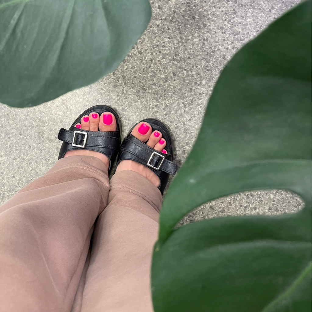 Педикюр с покрытие гельлак + пяточки