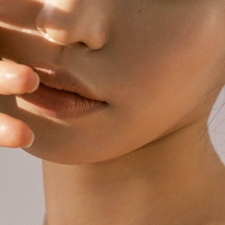 Депиляция над губой воском