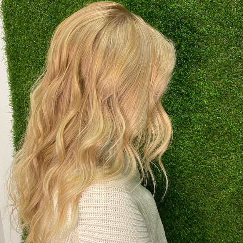 Окрашивание волос в технике/total blond. Средняя длина