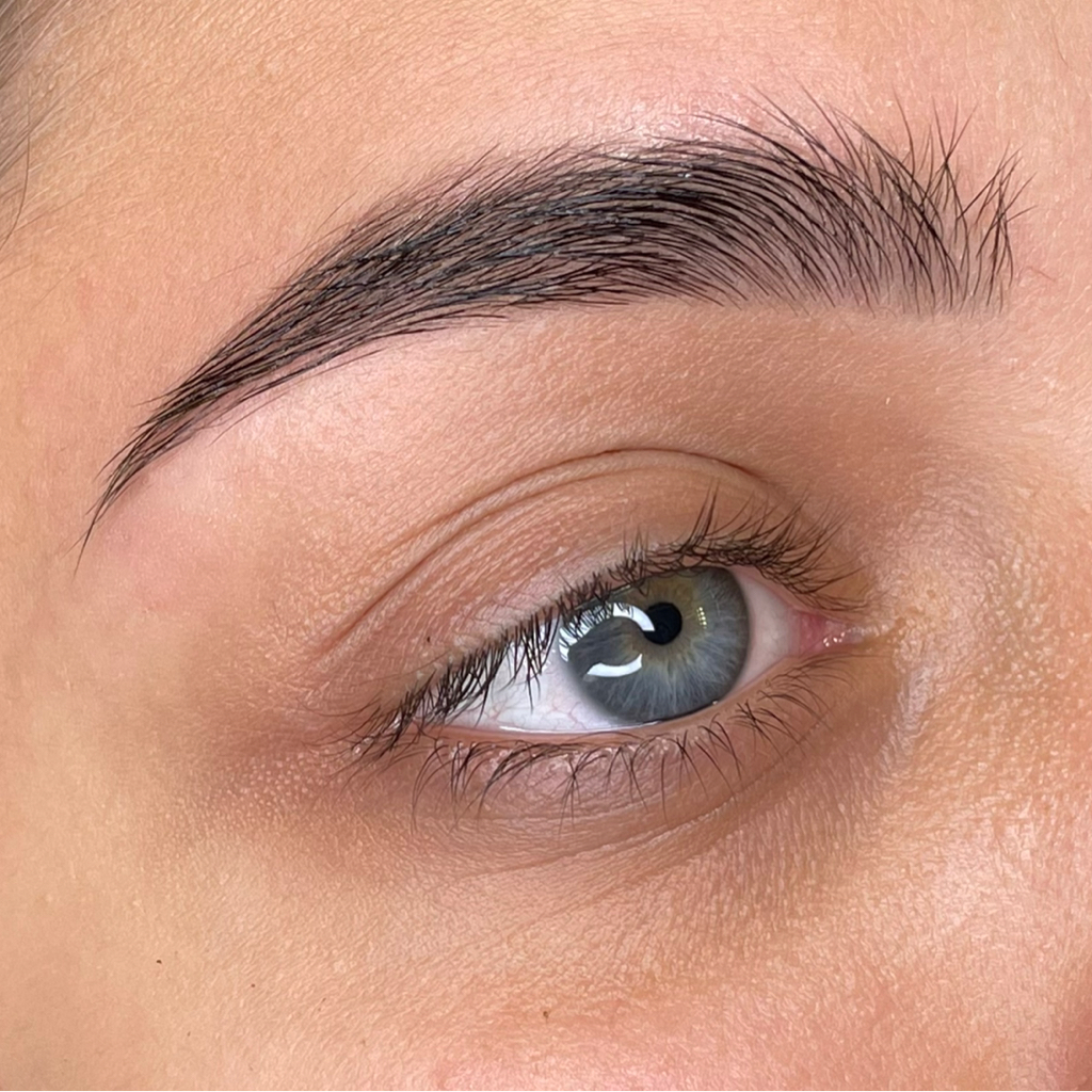 Коррекция и окрашивание бровей