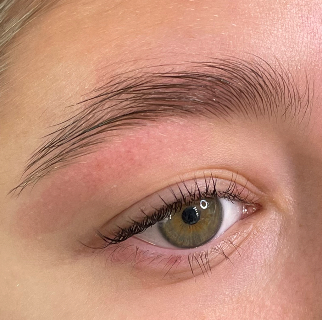 Коррекция бровей