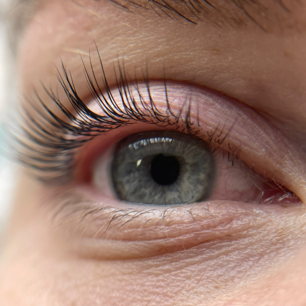 Ламинирование ресниц (окрашивание и уход входит)