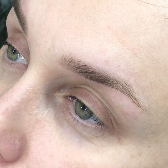 Коррекция бровей (воск/пинцет)