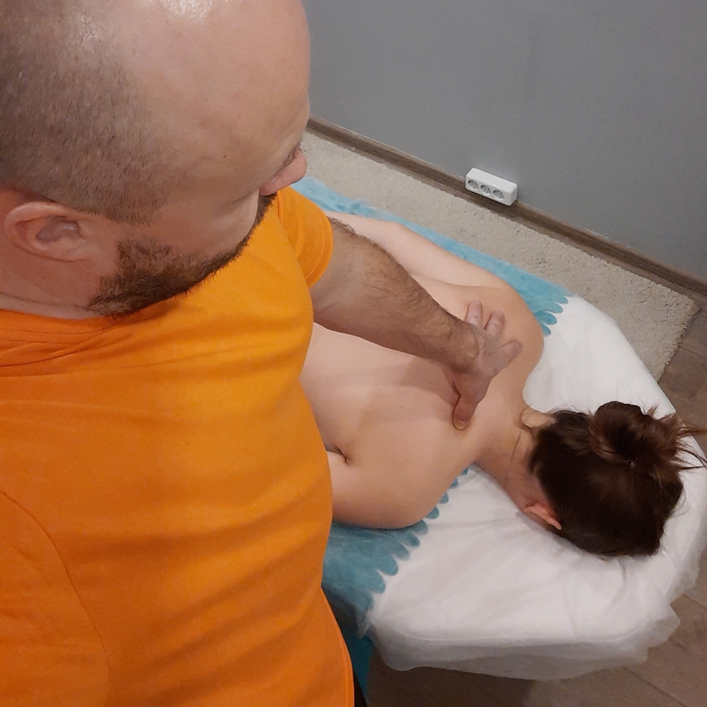 Массаж спины и шейноворотниковой зоны