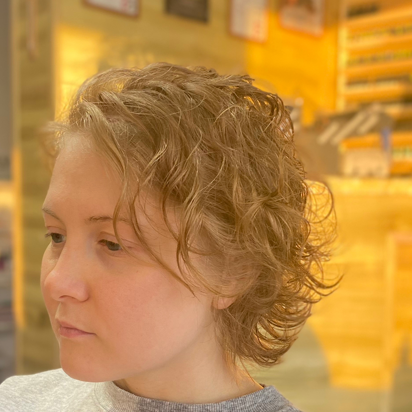 Биозавивка Selektiv -это современная и безопасная альтернатива популярной в годы молодости наших мам «химии». Если химическая завивка на морально уста