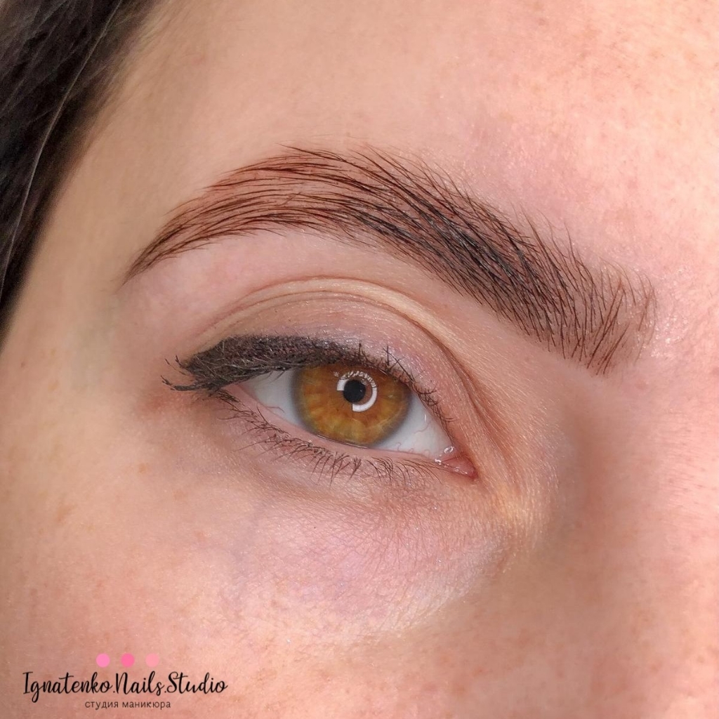 Коррекция бровей пинцетом