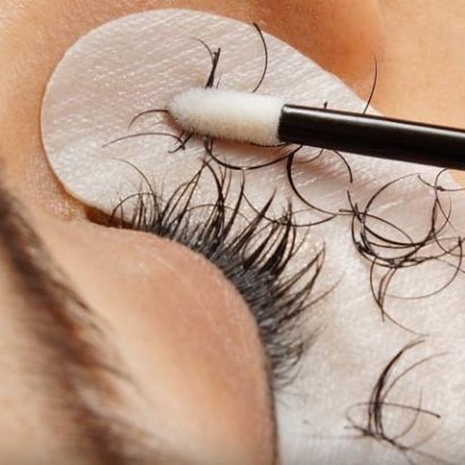 Снятие нарощенных ресниц