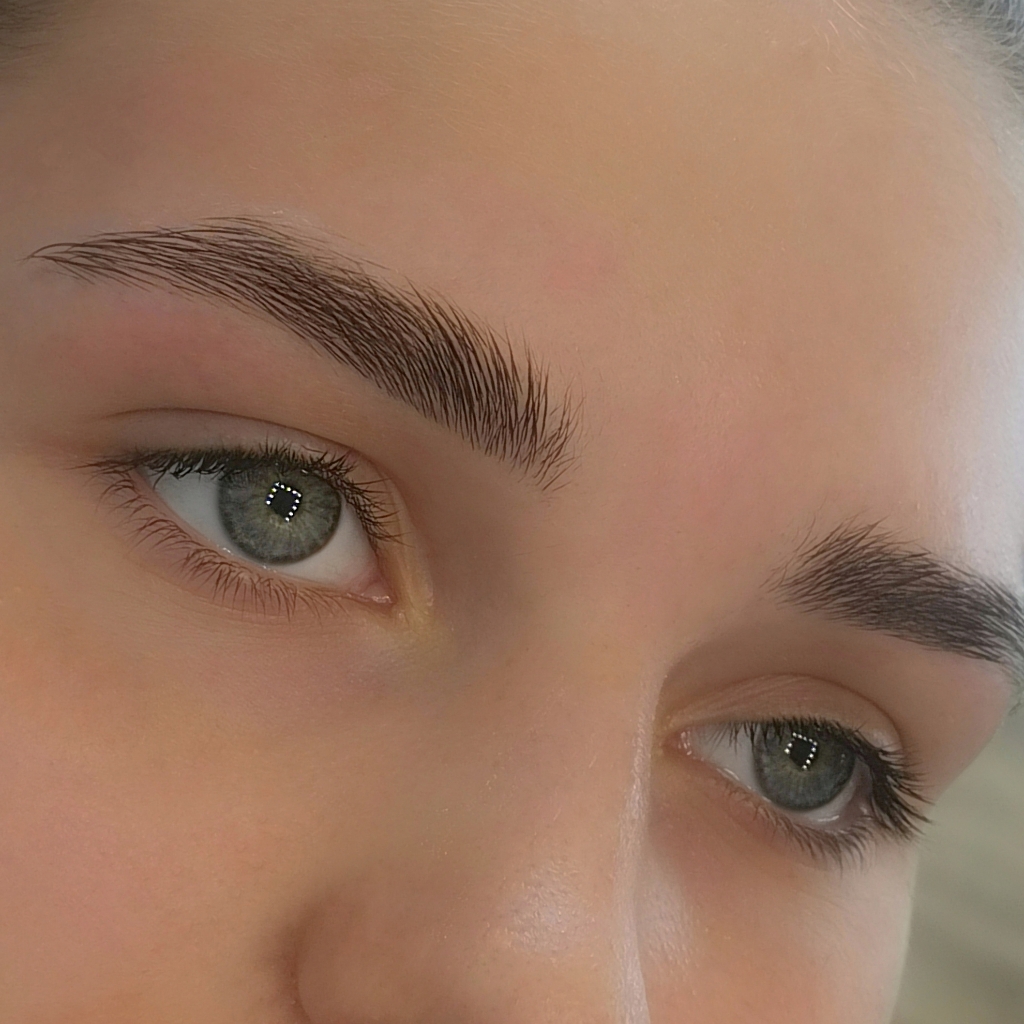 Коррекция бровей(воск/пинцет)